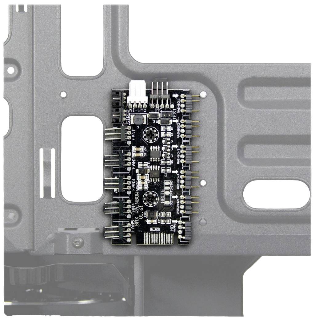 Czarna płytka drukowana z wieloma stykami i elementami zamontowana jest na szarej metalowej powierzchni.