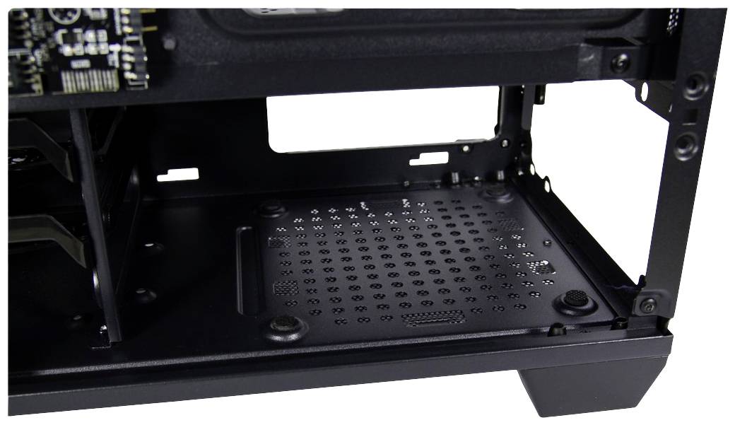 Widok wnętrza obudowy komputera z pustą zatoką na dysk twardy w dolnej części, czarna metalowa konstrukcja, widoczne otwory wentylacyjne.
