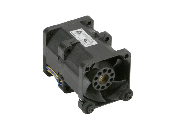 Przemysłowy silnik elektryczny z wentylatorem, prostokątna obudowa, czarny plastik, widoczne przewody i naklejka ze specyfikacjami.