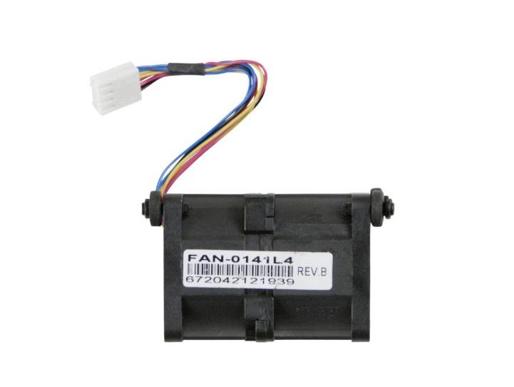 Mały wentylator komputerowy z wielokolorowymi kablami i białą wtyczką. Na wentylatorze widnieje napis 'FAN-0141L4 REV B'.