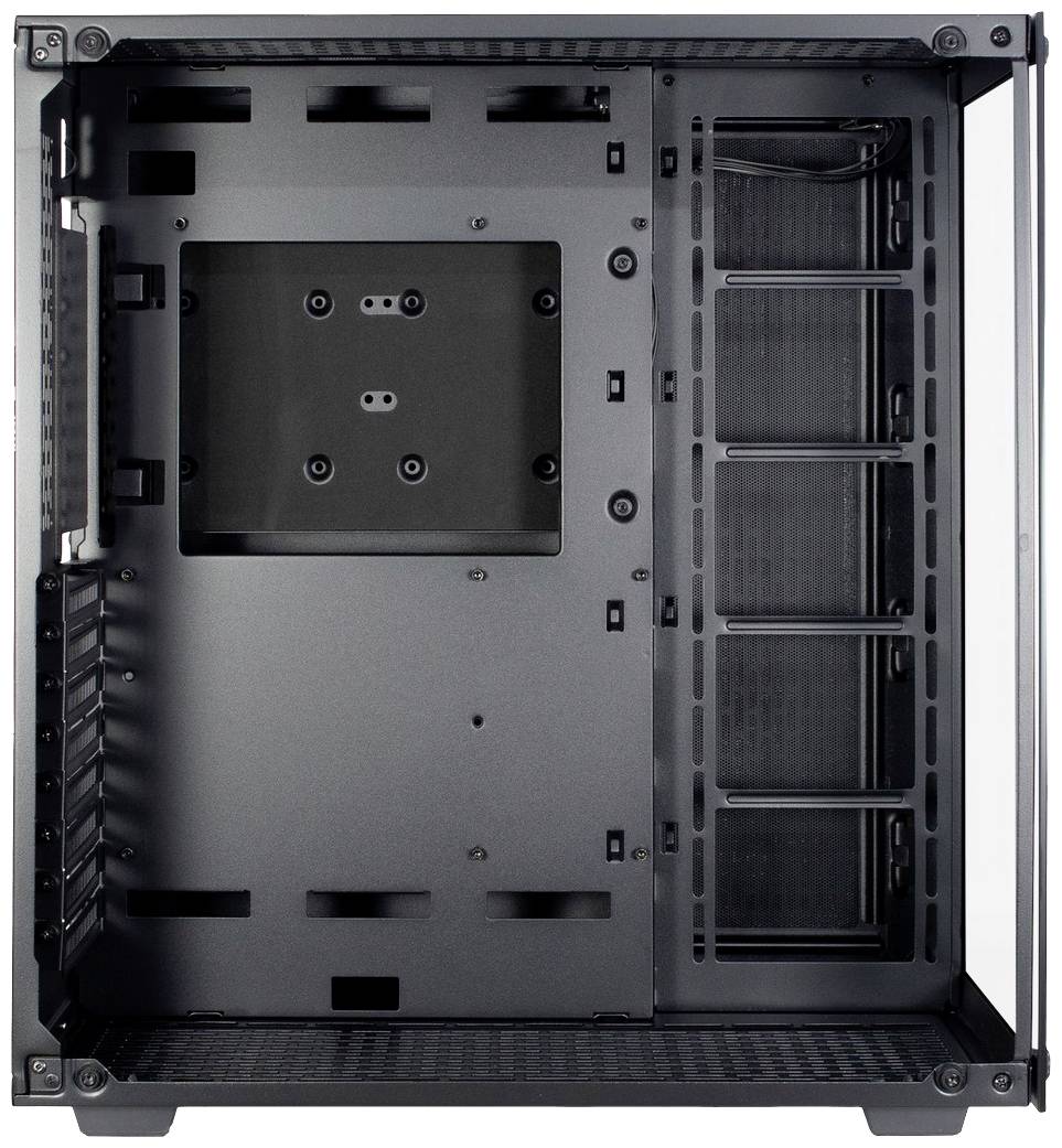 Pusta obudowa komputera w kolorze czarnym, z otwartą boczną ścianką, ukazująca sloty montażowe do komponentów oraz otwory wentylacyjne.