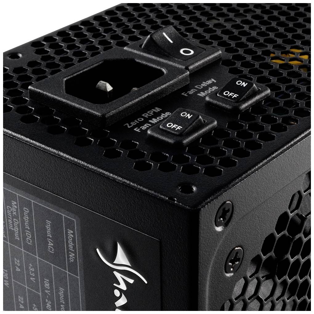 Zasilacz do komputera. Czarna obudowa z kratką wentylacyjną, przełącznikami trybu wentylatora oraz włączania/wyłączania. Logo marki na boku.