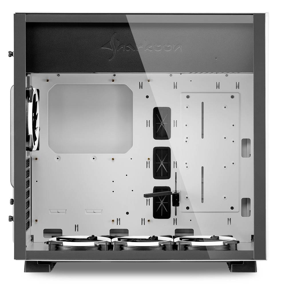 Czarne i srebrne obudowa komputera z przezroczystym panelem bocznym. Pokazuje pustą strukturę wewnętrzną z miejscami na wentylatory i systemem zarządzania kablami.