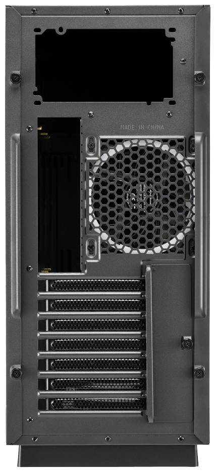 Tylna strona obudowy komputera z kratką wentylacyjną, kilkoma slotami rozszerzeń i otworami na złącza. Widoczna dołączona zaślepka wentylatora.