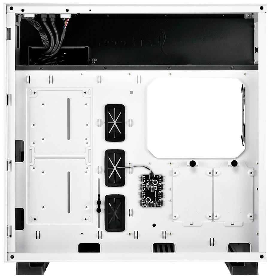 Pusta obudowa komputera z białym wnętrzem. Widoczne przepusty kablowe oraz miejsce na płytę główną, napędy i wentylatory.