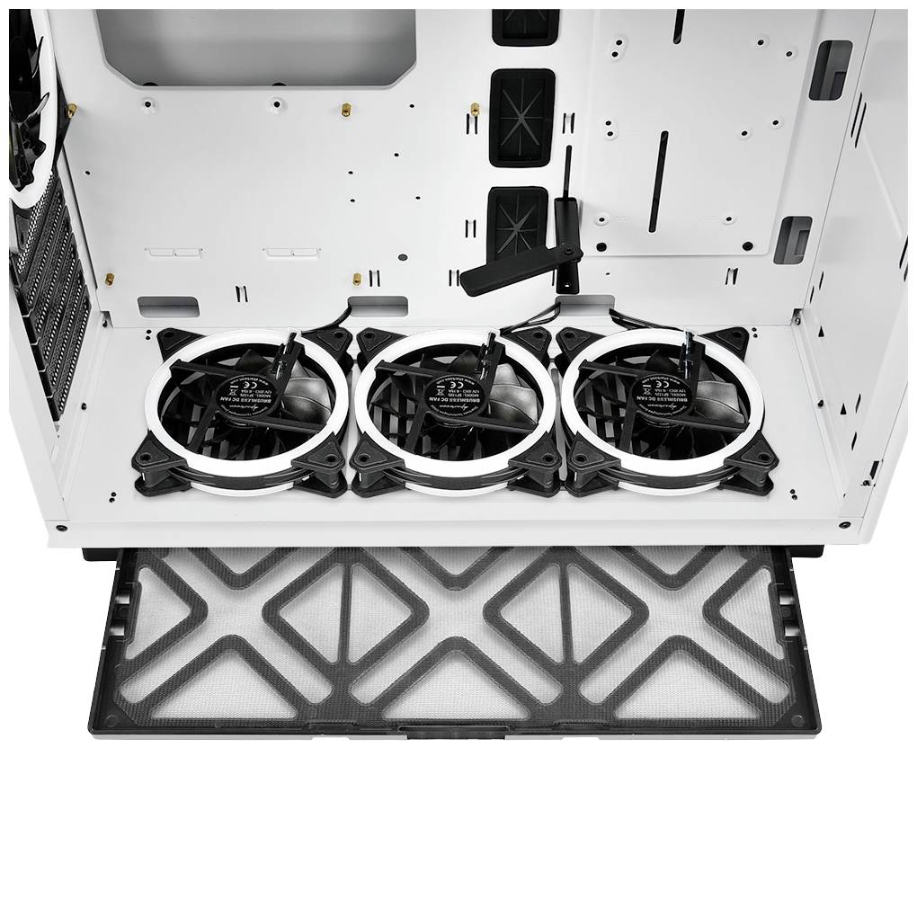 Widok wnętrza białej obudowy komputera z trzema zamontowanymi wentylatorami u dołu. Wentylatory w kolorach czarno-białych są widoczne przez kratkę.