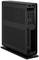 Czarna, smukła obudowa komputerowa z pionową podstawą, otworami wentylacyjnymi po bokach oraz wieloma gniazdami połączeniowymi z tyłu.