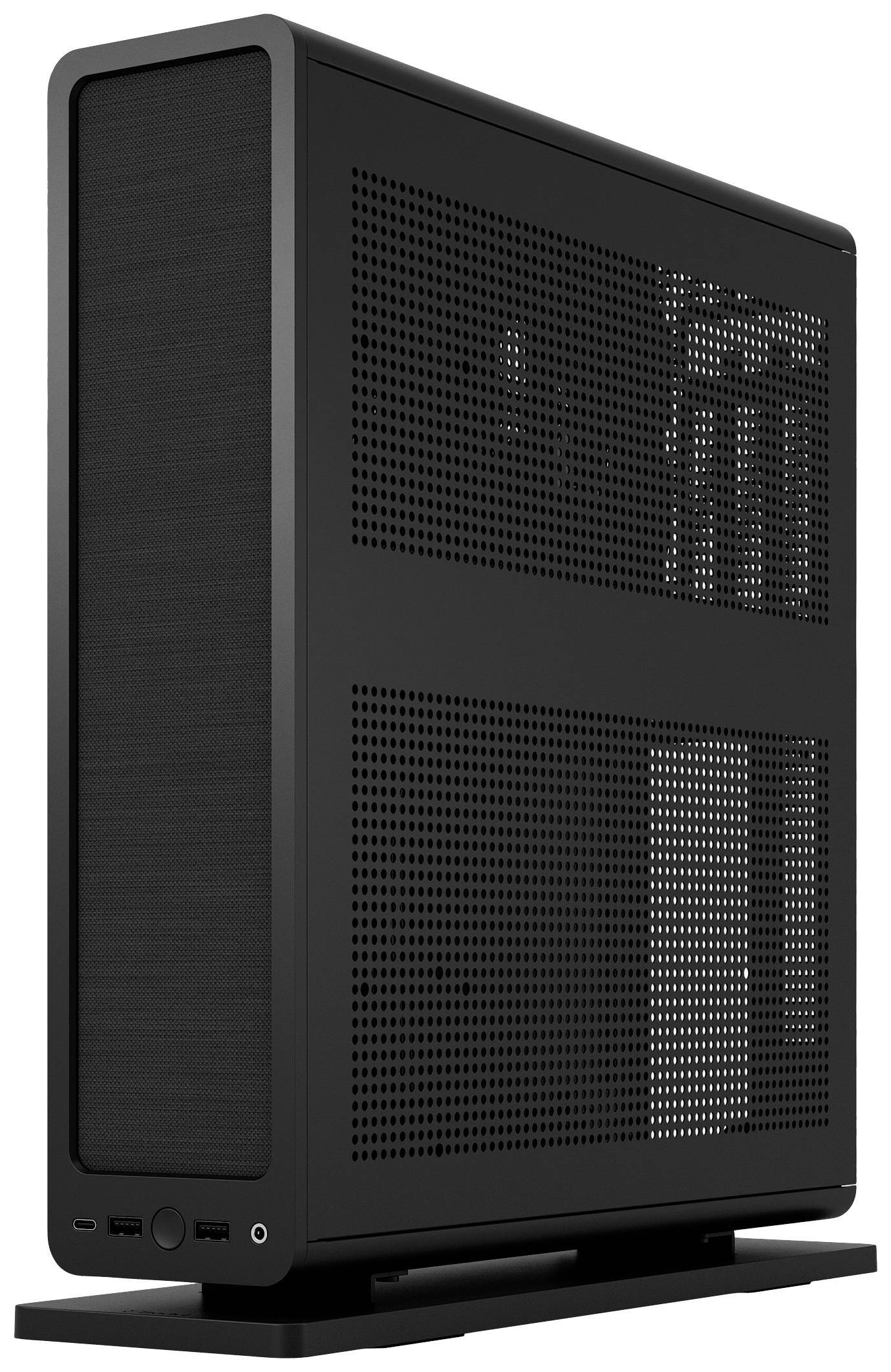 Stojąca czarna obudowa komputerowa z perforowaną przednią ścianką i ściankami bocznymi. U dołu widoczne są gniazda USB.