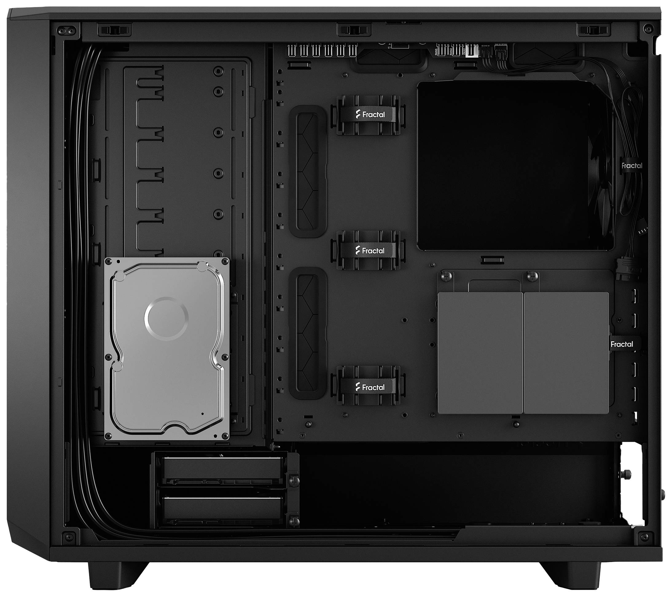 Pusta obudowa komputera z otwartą boczną ścianką, ukazująca miejsca montażowe dla dysków twardych oraz strefę zarządzania kablami.