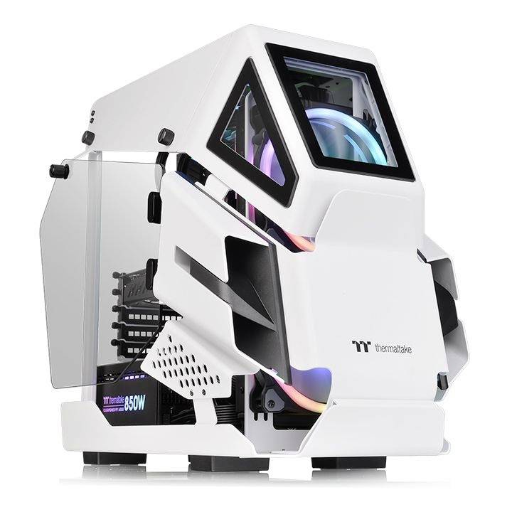 Futurystyczna, biała obudowa komputera z podświetlanymi wentylatorami i widocznymi komponentami wewnętrznymi. Posiada skośnie nachylony design.