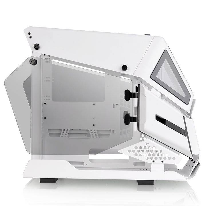 Obudowa komputera w nowoczesnym, białym designie z fazowanymi krawędziami i transparentnymi panelami bocznymi.
