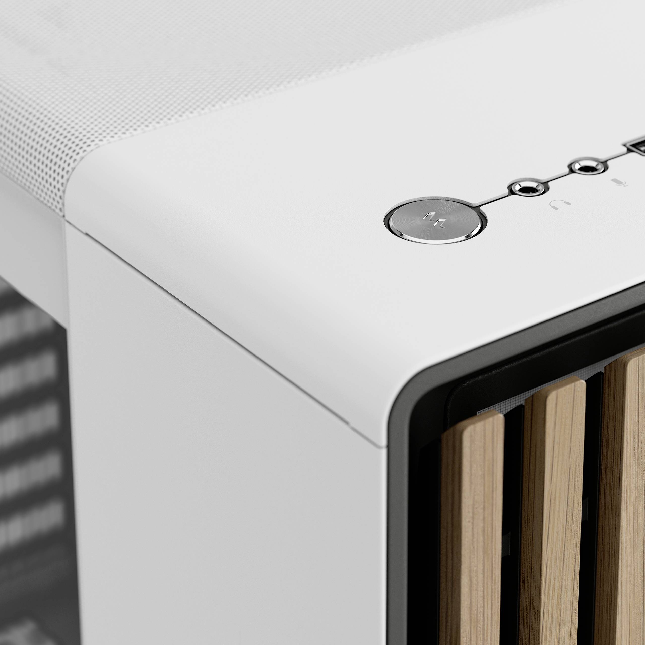 Biała, nowoczesna aparatura głośnikowa w zbliżeniu, z widocznymi elementami sterującymi i drewnianymi detalami na froncie.