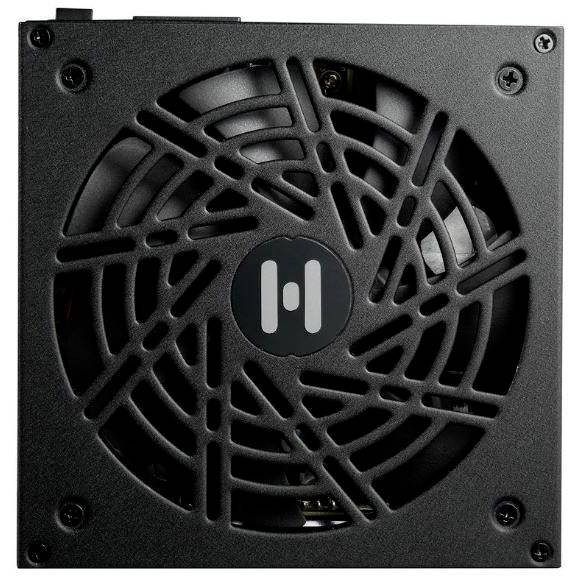 Czarny zasilacz komputerowy, wentylator z kratką. Centralna kratka wentylacyjna w kwadratowej obudowie o symetrycznym designie.