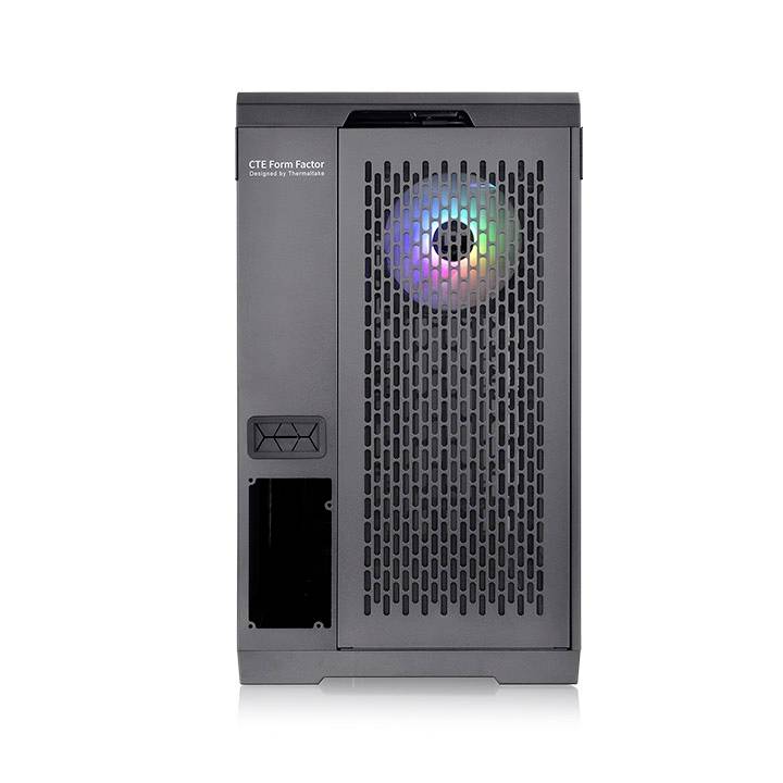 Czarna obudowa komputera z podświetleniem RGB na wentylatorze górnym, prezentująca formczynnik CTE. Szczeliny wentylacyjne z przodu, minimalistyczny design.