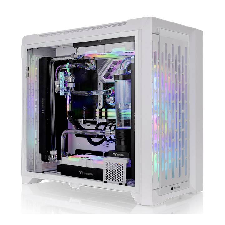 Biały komputer z przezroczystą ścianką boczną ujawnia w środku kolorowe, świecące kable i komponenty.
