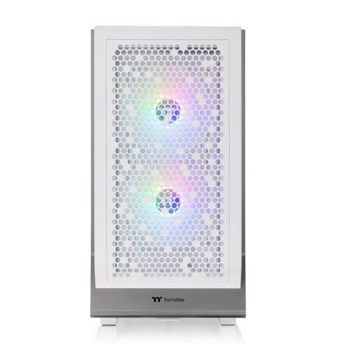 Białe obudowie komputerowej z przednią ścianką wykonaną z perforowanej siatki. Za siatką widoczne są dwa wentylatory z podświetleniem RGB.