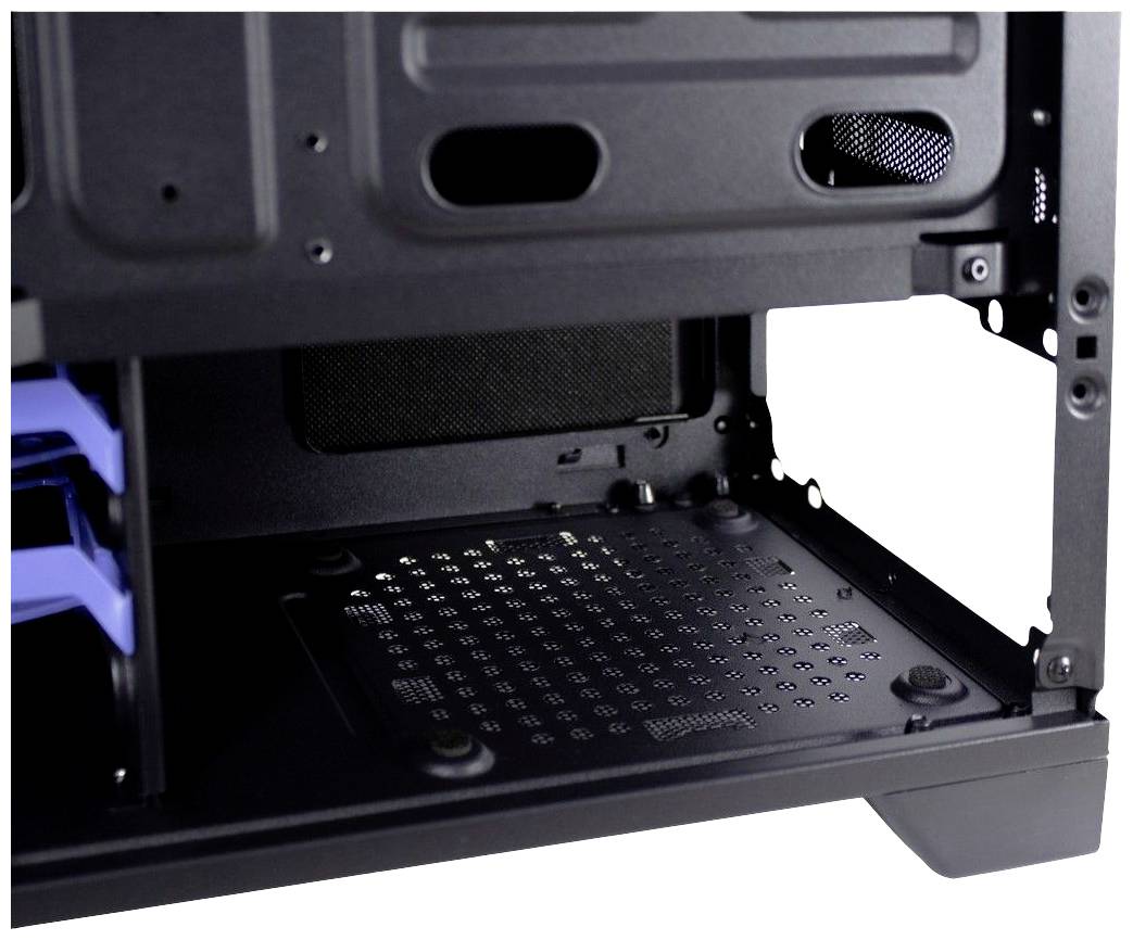 Spodnia strona otwartej obudowy komputera z czarną płytą bazową oraz niebieskimi slotami na napędy po lewej stronie.