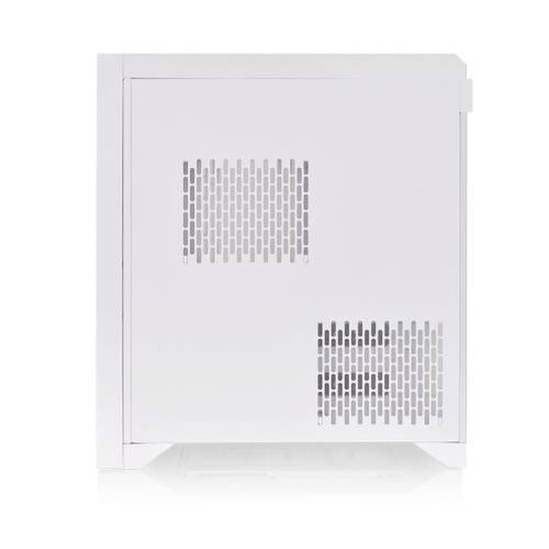 Białe obudowa komputera z dwoma prostokątnymi kratkami wentylacyjnymi po bokach, stojąca na powierzchni odbijającej światło.