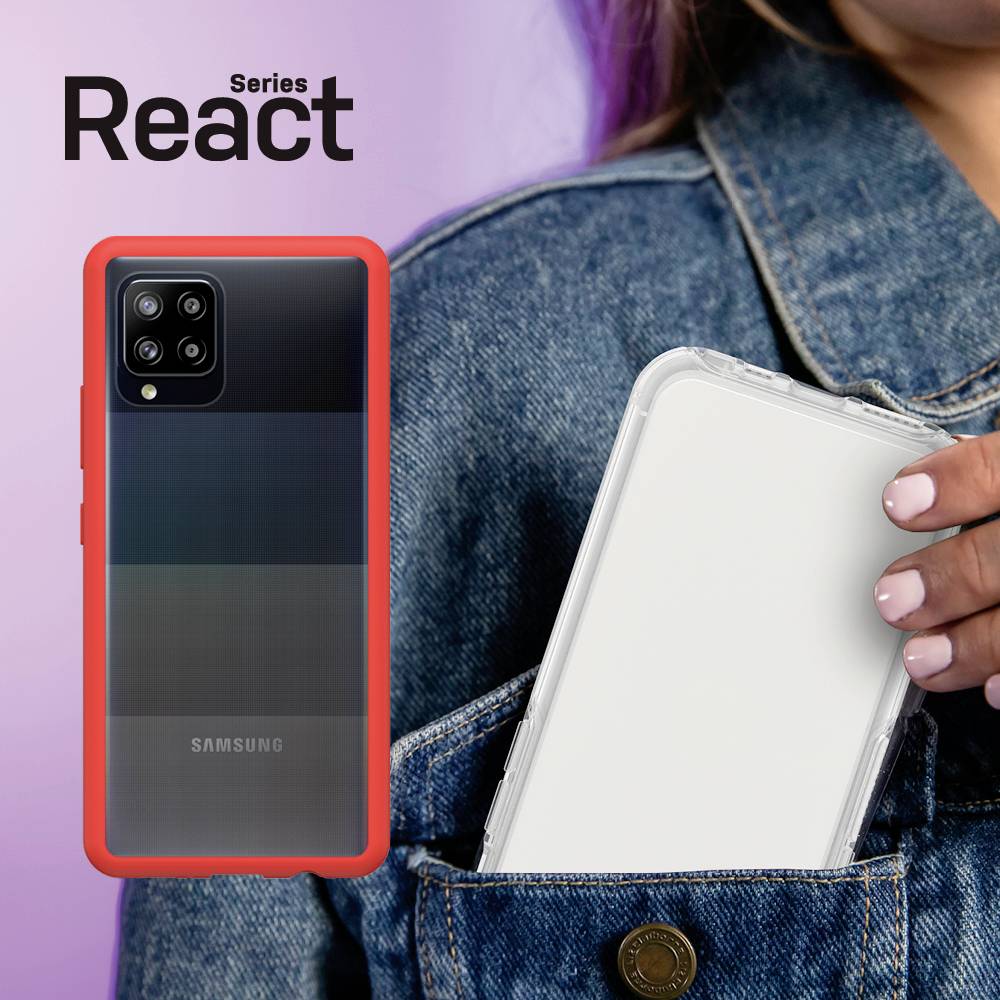 Osoba trzyma smartfon Samsung z białą obudową. Obok po lewej stronie znajduje się smartfon Samsung z czerwoną obudową.