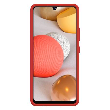 Smartfon w czerwonym etui wyświetla tapetę z kolorowymi, geometrycznymi kształtami.