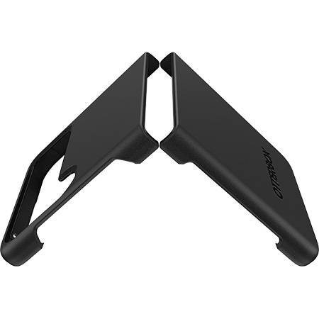 Dwie czarne połowy etui na smartfona, leżące naprzeciw siebie w lustrzanym odbiciu, z napisem 'OtterBox'. Idealne do wymagających warunków ochrony.