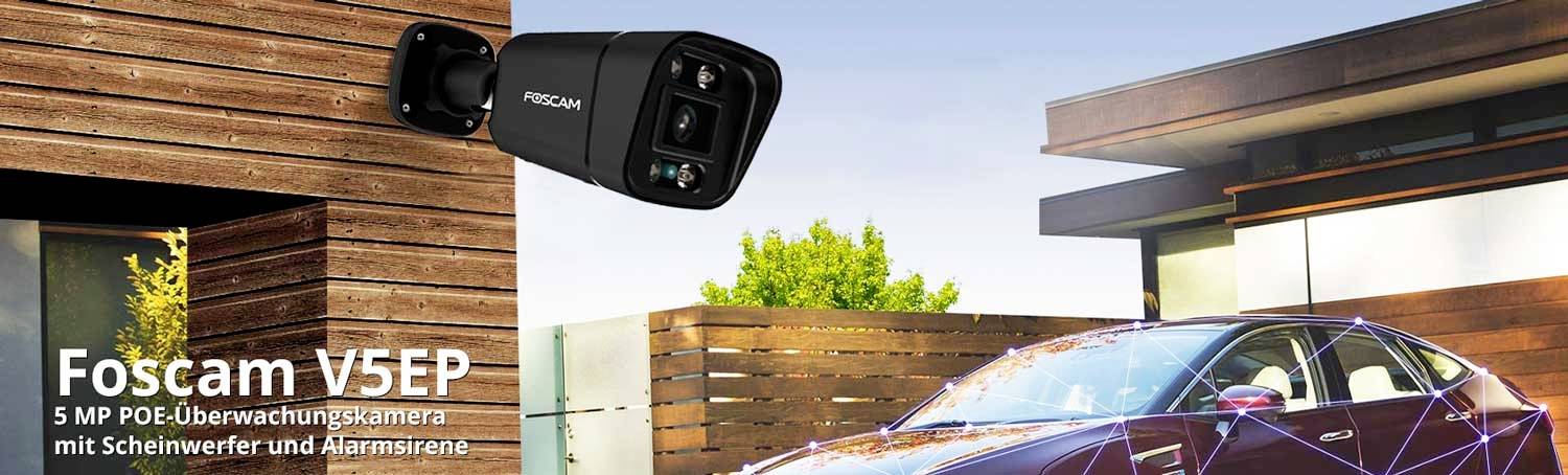 Kamera monitorująca Foscam V5EP zamontowana na drewnianym budynku, nadzorująca nowoczesny dom i zaparkowany samochód.