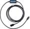 Czarny kabel USB, zwinięty i opatrzony etykietą przywieszką zawierającą informacje techniczne.