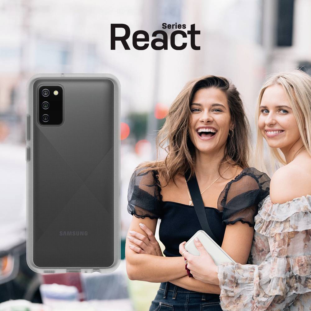 Dwie uśmiechnięte kobiety pozują obok telefonu Samsung. W tle widać miejskie otoczenie.