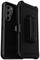 Czarne etui na smartfona z klipsem firmy Otterbox, oferujące wytrzymałą ochronę i zaprojektowane do telefonu z trzema obiektywami aparatu.