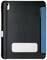 Czarny tablet z niebieskim etui, które posiada otwór na kamerę oraz elastyczną gumkę do mocowania.