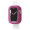 Smartwatch z różowym korpusem i białym paskiem, wyświetlająca analogowy czas na czarnym tle z białymi cyframi.