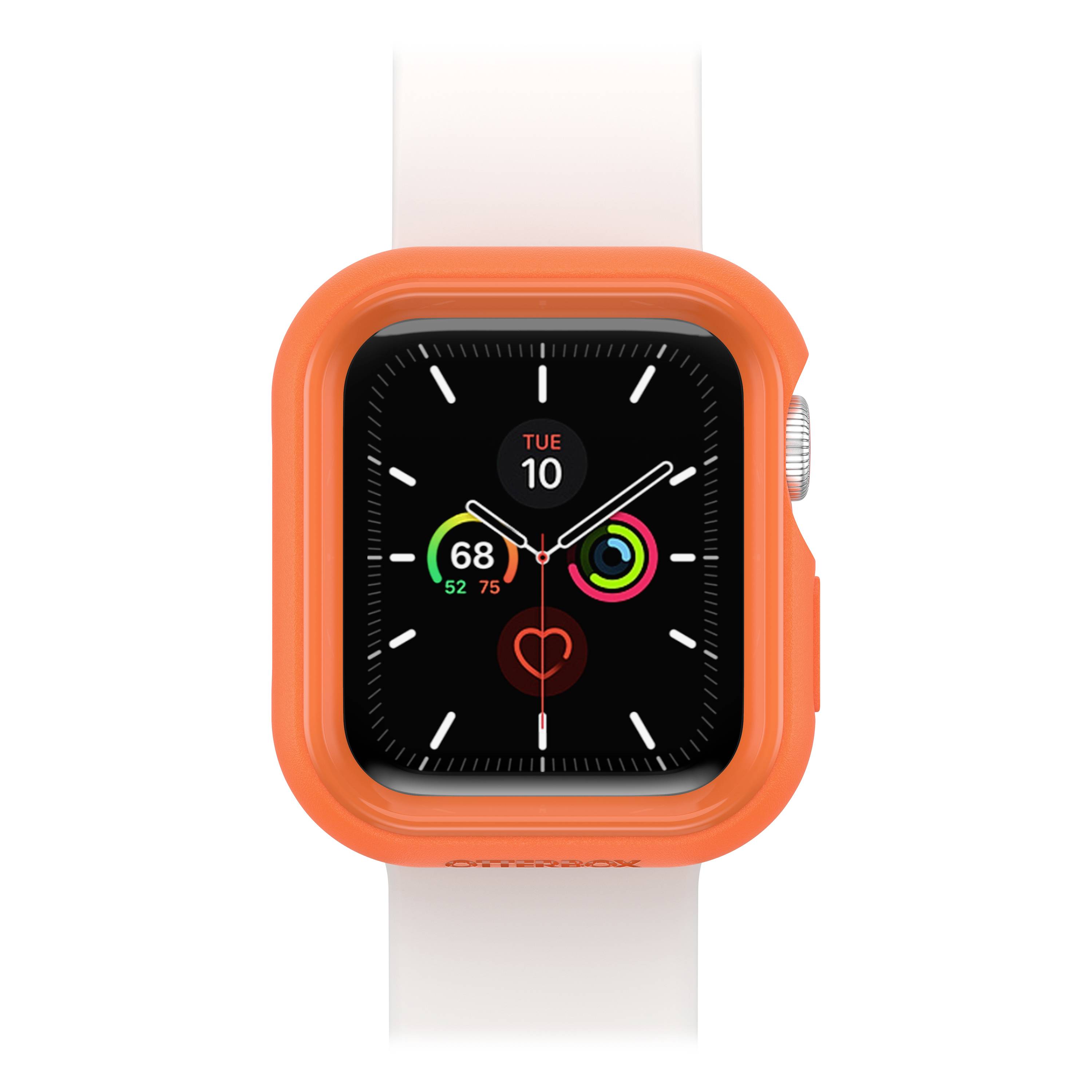 Smartwatch o pomarańczowej obudowie i białym pasku, wyświetlająca datę, godzinę oraz symbole śledzenia aktywności na ekranie.