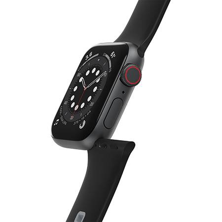 Czarny smartwatch z cyfrową tarczą zegarową i okrągłym czerwonym przyciskiem z boku. Pasek jest również czarny.