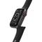 Czarny smartwatch z cyfrową tarczą zegarową i okrągłym czerwonym przyciskiem z boku. Pasek jest również czarny.