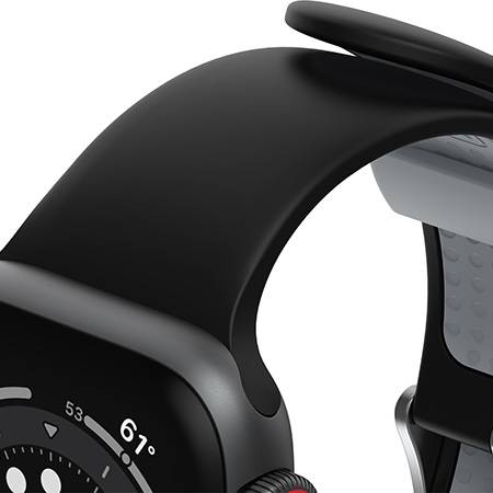 Czarny smartwatch z zaokrąglonym wyświetlaczem, wyświetlający godzinę i dane fitness. Nacisk położony jest na wygiętym pasku.