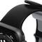 Czarny smartwatch z zaokrąglonym wyświetlaczem, wyświetlający godzinę i dane fitness. Nacisk położony jest na wygiętym pasku.