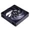 Czarny wentylator komputerowy z wieloma łopatkami umieszczony w kwadratowej ramce. Wentylator posiada wtyczkę z boku.