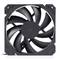 Czarny wentylator komputerowy z wieloma łopatkami, zamontowany w kwadratowej ramce. Przeznaczony do chłodzenia podzespołów komputerowych.