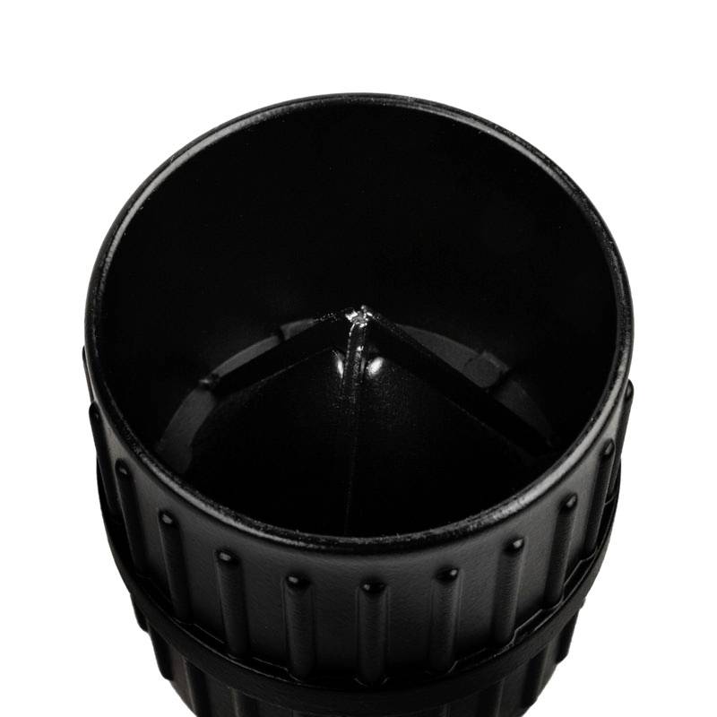 Czarny, pusty kubek z żłobionym brzegiem na zewnątrz i gładką wewnętrzną powierzchnią, widziany z góry.