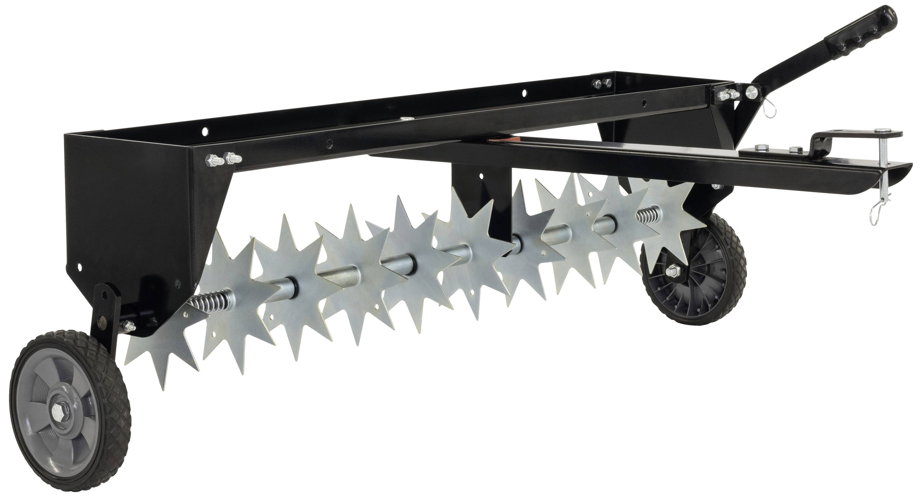 Czarno-srebrny aerator do trawników z rotorami gwiaździstymi, dwoma kołami, uchwytem bocznym i drążkiem ciągowym. Używany do napowietrzania powierzchni trawnikowych.