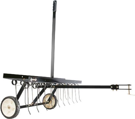 Aerator trawnikowy z czarną stalową ramą, białymi kołami i wieloma zębami do napowietrzania powierzchni trawiastych.