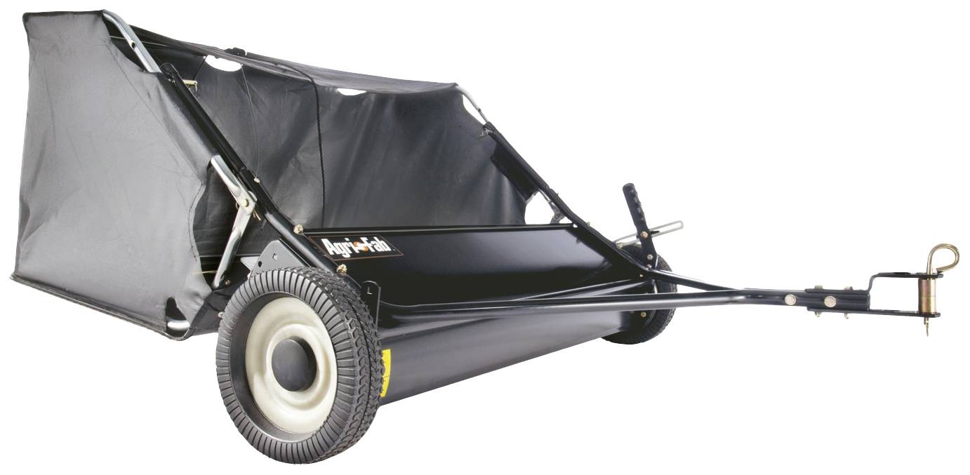 Zamiatarka do trawy z dużym zbiornikiem na zebrane śmieci i solidną metalową ramą. Dwa koła zapewniają mobilność na powierzchniach trawiastych.