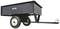 Czarny przyczepka ogrodowa na dwóch kołach z przestrzenią ładunkową. Odpowiednia do transportu materiałów ogrodowych.