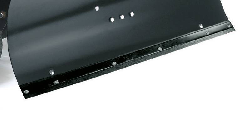 Zbliżenie czarnej łopaty do śniegu lub przemieszczania ziemi z otworami montażowymi, ukazujące solidną budowę.