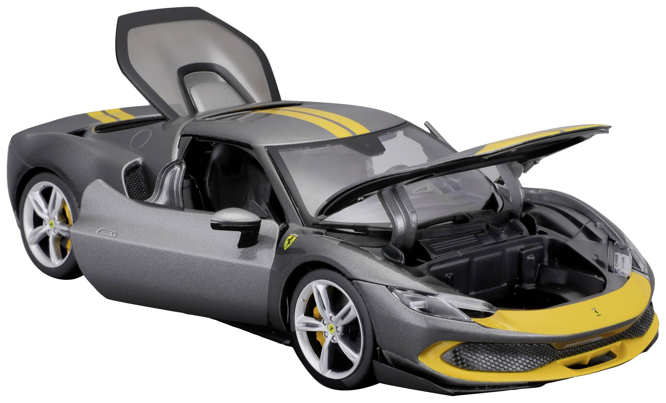 Srebrny samochód sportowy z otwartymi drzwiami typu skrzydłowe i uniesioną maską. Żółte akcenty na masce i bokach nadwozia. Nowoczesny, aerodynamiczny wygląd.