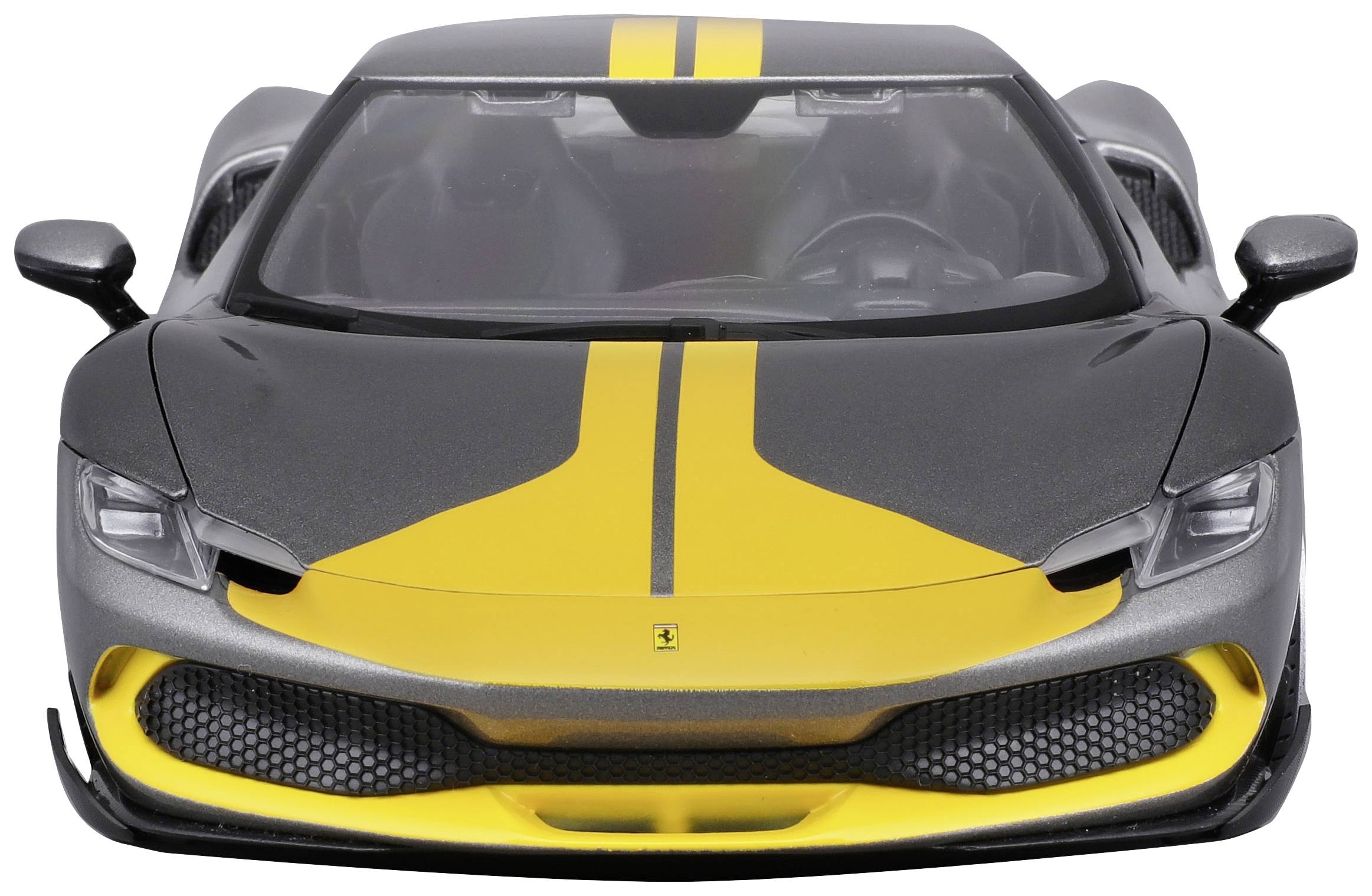 Sportowy, szary samochód z żółtymi pasami na masce, sfotografowany z przodu, w salonie wystawowym.