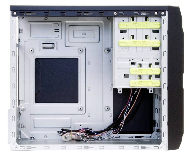 Widok wewnętrzny pustej obudowy komputera z otwartymi slotsami napędów, przewodami oraz wolnymi slotami na komponenty.