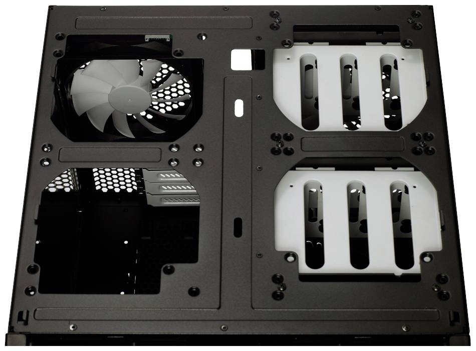 Widok wewnętrzny obudowy komputera z zamontowanymi dwoma wentylatorami i slotem na dyski twarde.