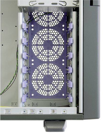Otwarta obudowa komputera ukazuje trzy ułożone jedna na drugiej kratki wentylacyjne, które zapewniają prawidłową wentylację i chłodzenie.