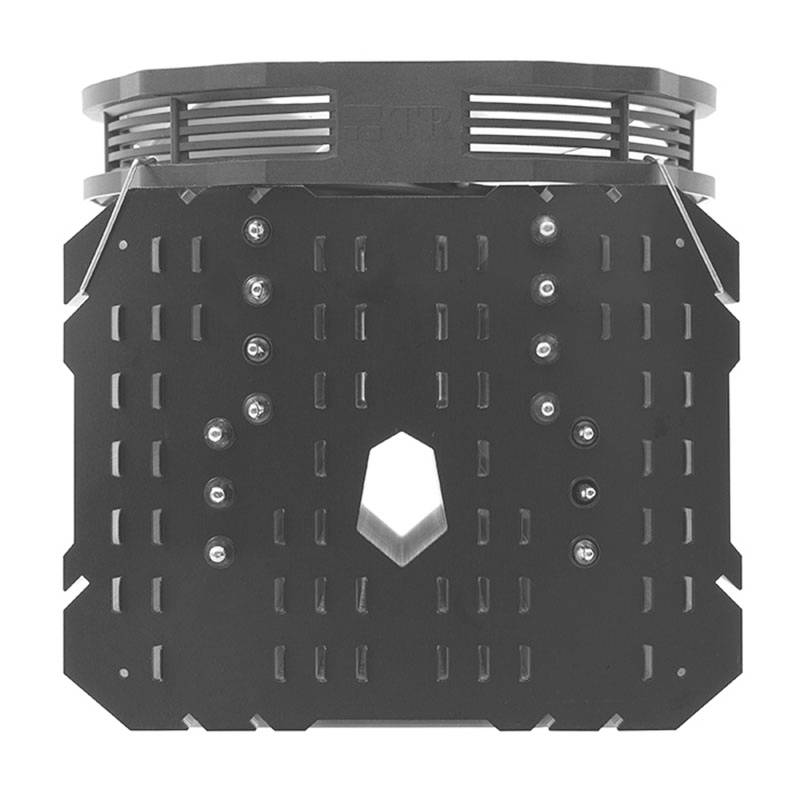 'Czarna kwadratowa siatka z symetrycznym rozmieszczeniem otworów i metalowych kulek, obramowana szerokim, żłobionym brzegiem.'